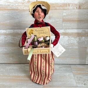 Byers Choice Caroler Cries of London 2007 Woman Selling Fine Hat Ribbons & Lace